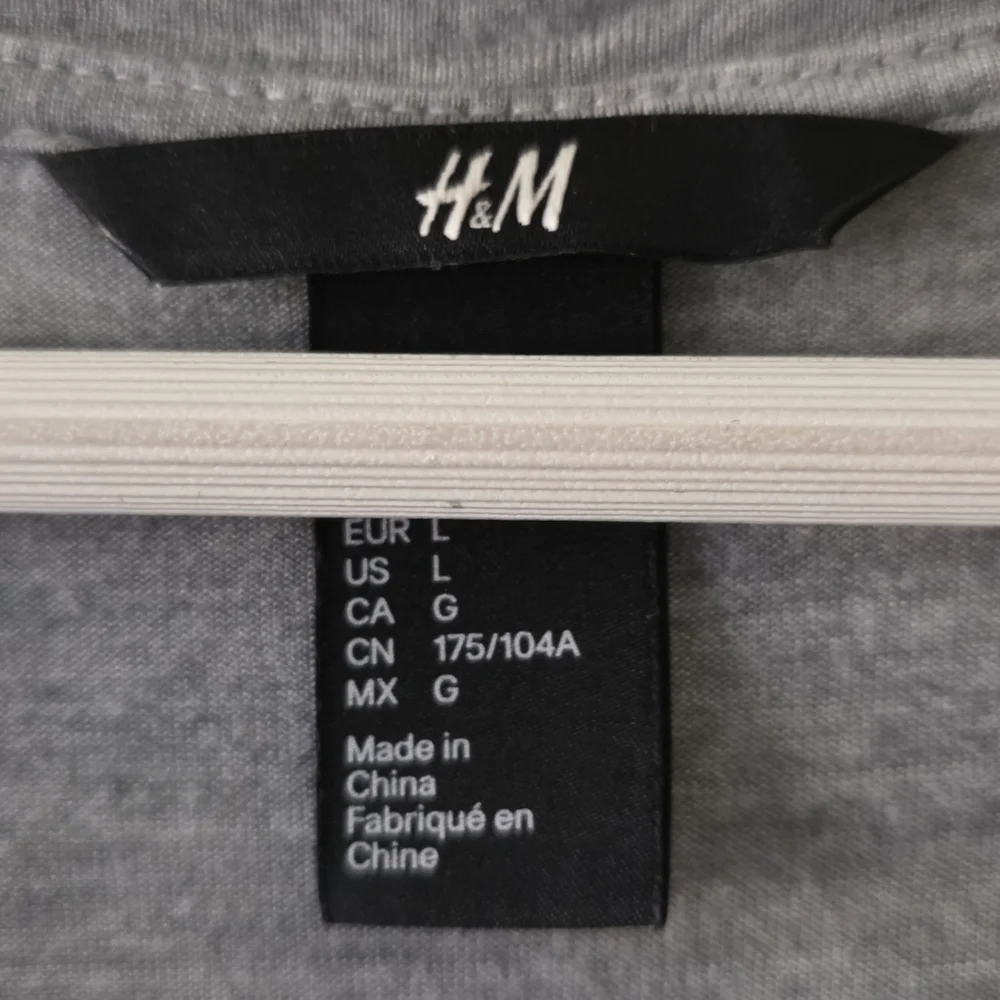 H&M L Y2K Modern Contemporary Indie Sleeze Grunge Sequin Lips Graphic T-Shirt - Picture 3 of 12